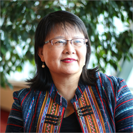 Photo portrait of Mai Zong Vue wearing a colorful jacket