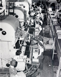 Women workers in the Schlitz Beer factory