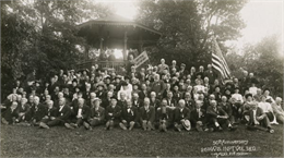 Outdoor group portrait of the fiftieth annual reunion of the 26th Regiment of Wisconsin Volunteer Infantry at Whitefish Bay.