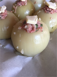 Onions stuffed with meat and butter