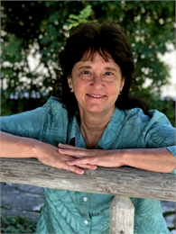 Photo portrait of Kathleen Harris wearing a teal shirt